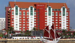hotel aryaduta makassar dengan pemandangan pantai